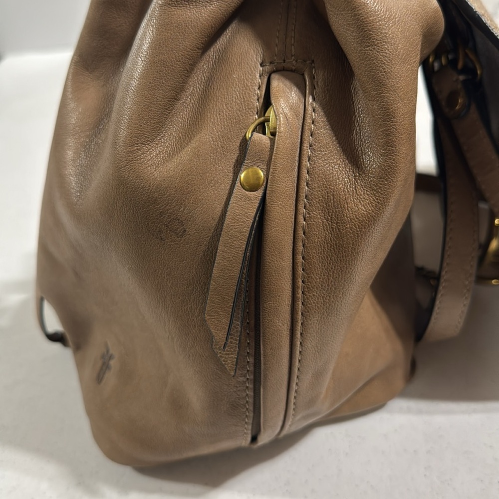Frye Backpack Bucket Tan Leather Bag Gold Hardware Medium - Picture 13 of 14